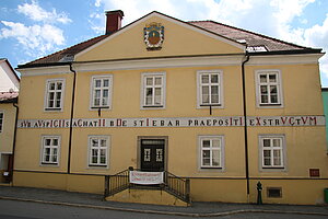 Litschau, Stadtplatz Nr. 29: Pfarrhof, bezeichnet 1838, klassizistischer Giebelaufsatz mit Wappen
